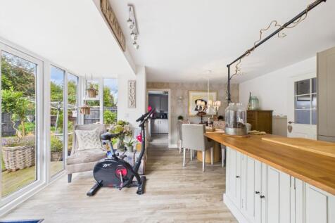 open plan dining/kitchen