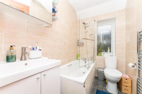 133 Harp road bath.jpg