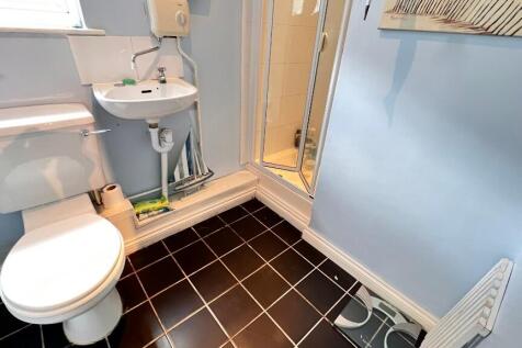 Cloakroom/Shower/wc.