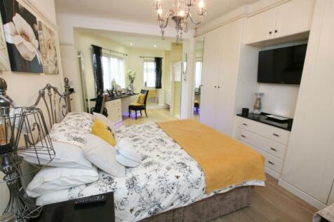 PRINCIPAL BEDROOM 1 (EN-SUITE)