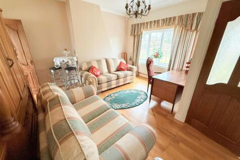 LOUNGE / DINING AREA