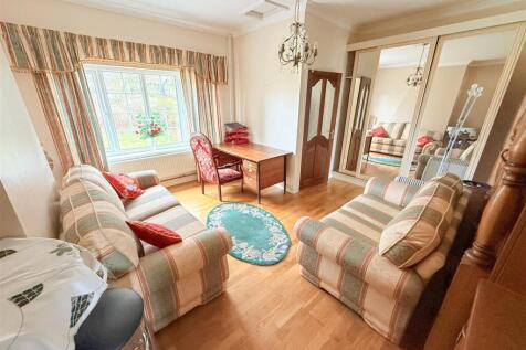 LOUNGE / DINING AREA