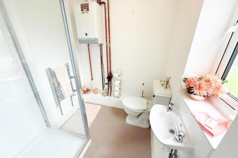 GROUND FLOOR SHOWER ROOM