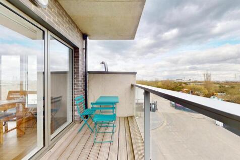 Big Terrace for sale at gallions reach, E16 by bar