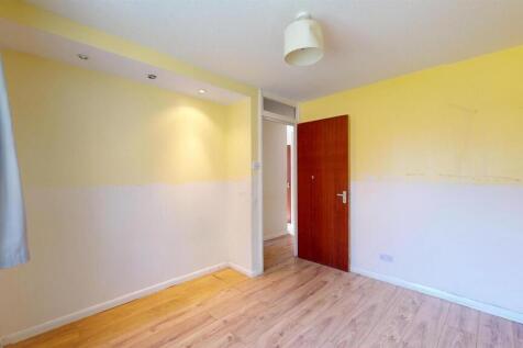 Master bedroom for sale in E16, by Barrain London 