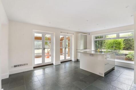 Kitchen/ Breakfast Area