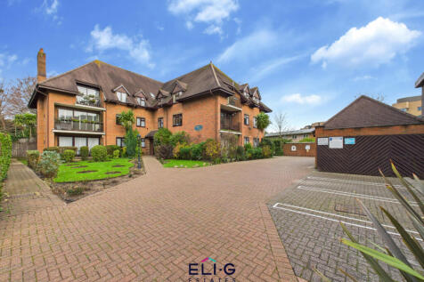 2 bed flat for sale Chain free in Langley Court, 