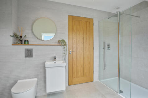 Principal Bedroom En-Suite