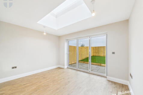 CAM03218G0-PR0849-STILL014