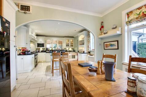 Living Kitchen/Dining Room