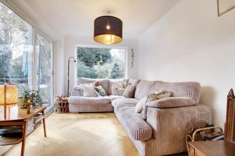 Open plan kitchen/diner snug area