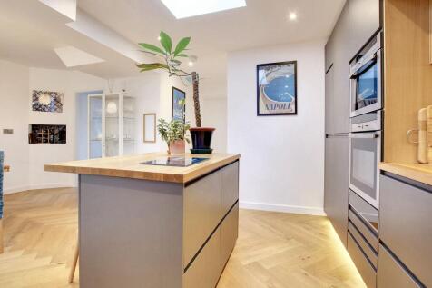 Open plan kitchen/diner snug area