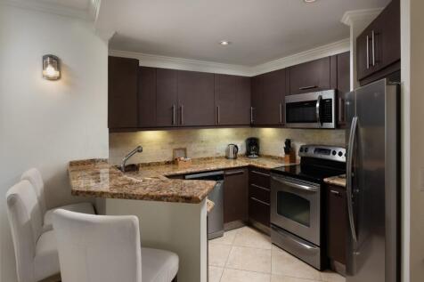 Kitchen w/ Bfast bar