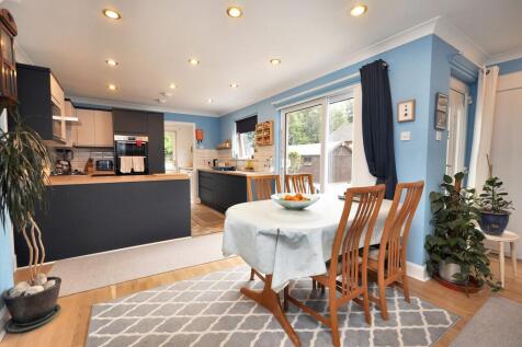 Kitchen/ Dining Area