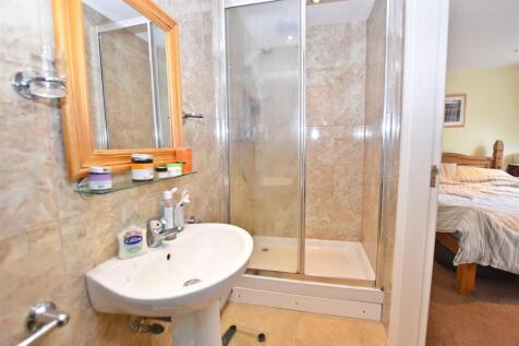 DDP04920 bathroom 3.JPG