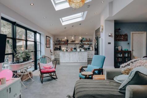 Open-plan kitchen/dining area