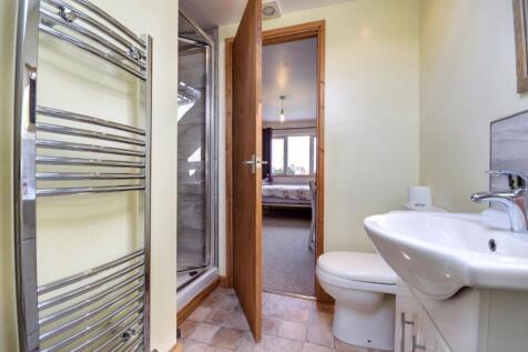 En-suite (to bedroom 1)