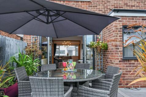 Patio Doors through to dining area