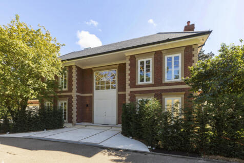 Spacious 8-Bedroom, 9-Bathroom Mansion in the Pre