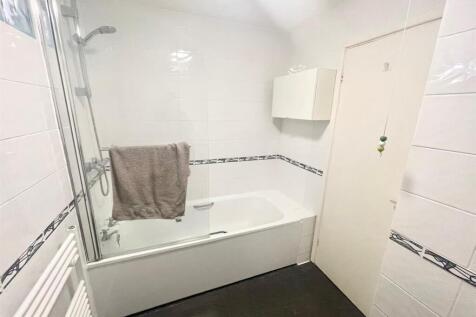 Bathroom (2).jpg