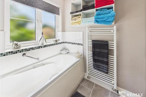 Bathroom (2).jpg