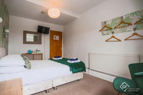 Malin Bedroom (2).jpg