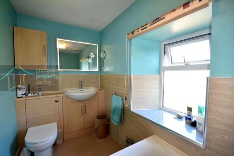 bathroom 2nd .JPG