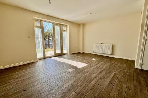 Living Room / Dining Area: