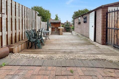 Off Street Parking / Driveway / Single Garage: