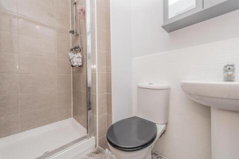 En-suite Shower Room/ WC: