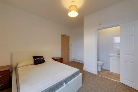 Room 4 (ensuite).jpg