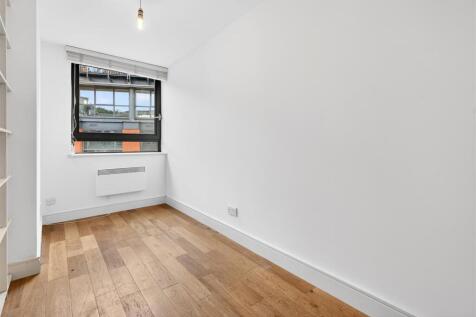 To Let 2 Bedroom Flat Benjamin Street EC1 www.isli