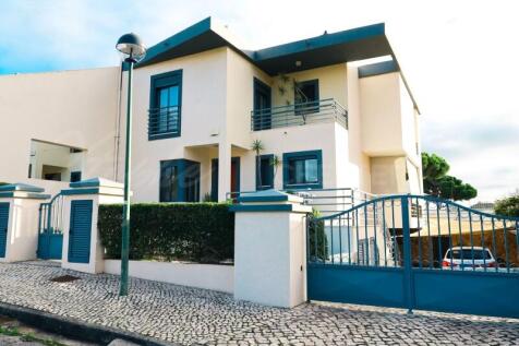 Quarteira 4 Bed Semi-Detached Property For Sale