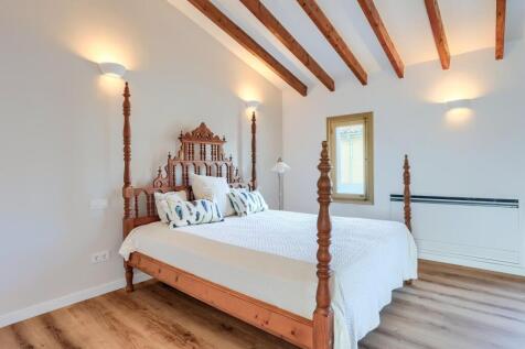 Bedroom 1 with en su