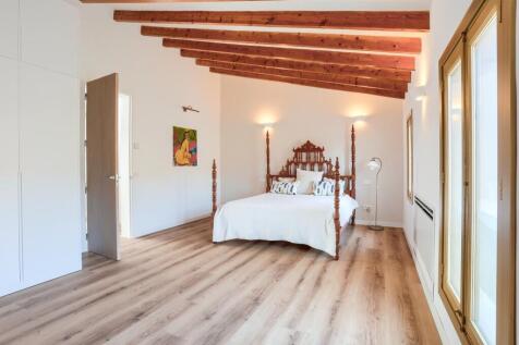 Bedroom 1 with en su