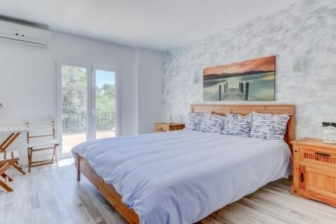 Bedroom 1 onto terra