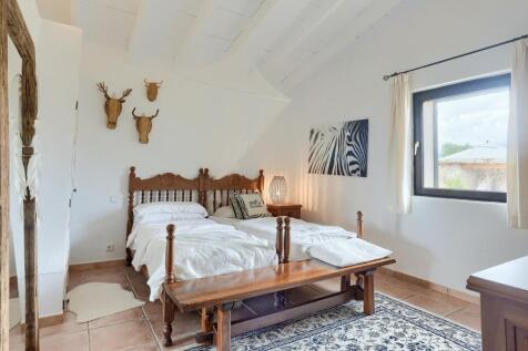 Bedroom 1 with en su