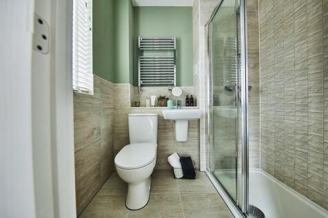 Modern en suite shower room to the main bedroom