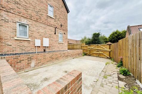 Patio to side