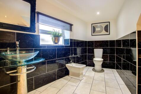 En-Suite Bathroom