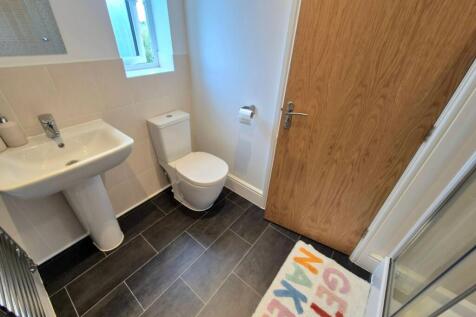 Jack &amp; Jill shower room