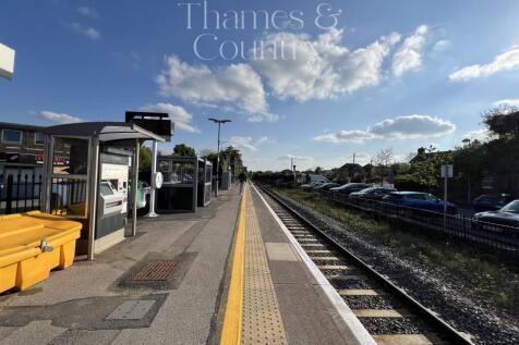 TRAIN STOP MAIDENHEAD BOUND