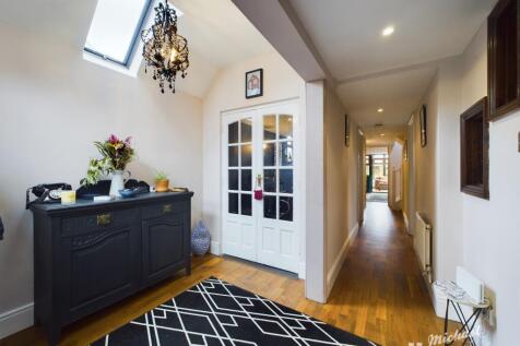 CAM02773G0-PR0183-STILL014