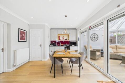 CAM02773G0-PR0302-STILL038