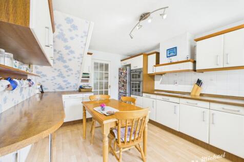 CAM02773G0-PR0304-STILL018