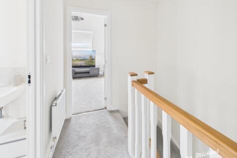 CAM02773G0-PR0356-STILL007