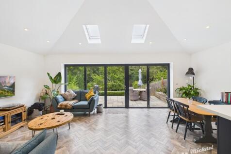 CAM02773G0-PR0362-STILL019