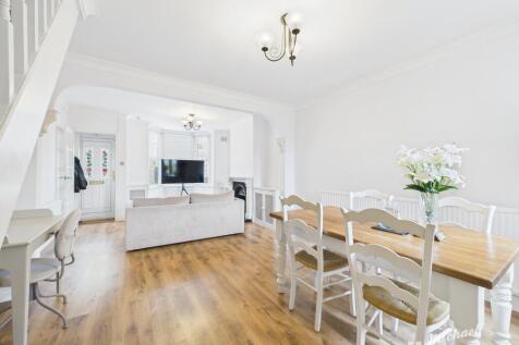 CAM02773G0-PR0376-STILL009