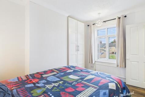 CAM02773G0-PR0376-STILL037