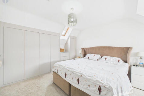 CAM02773G0-PR0382-STILL015